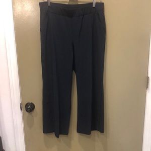 Never worn J. Jill crop pants.